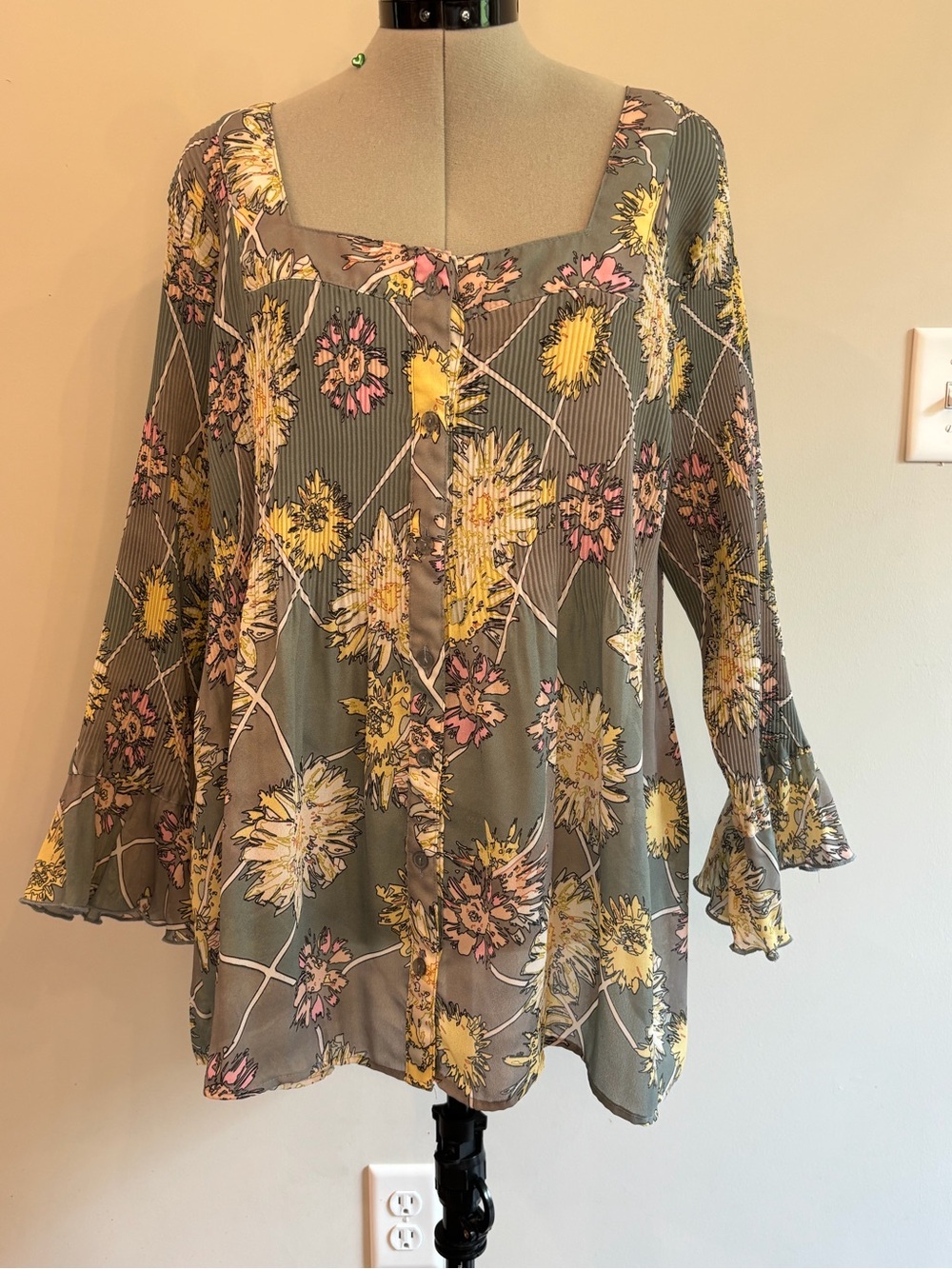 Square-Neck Floral Button-Front Blouse in Olive Green 0137